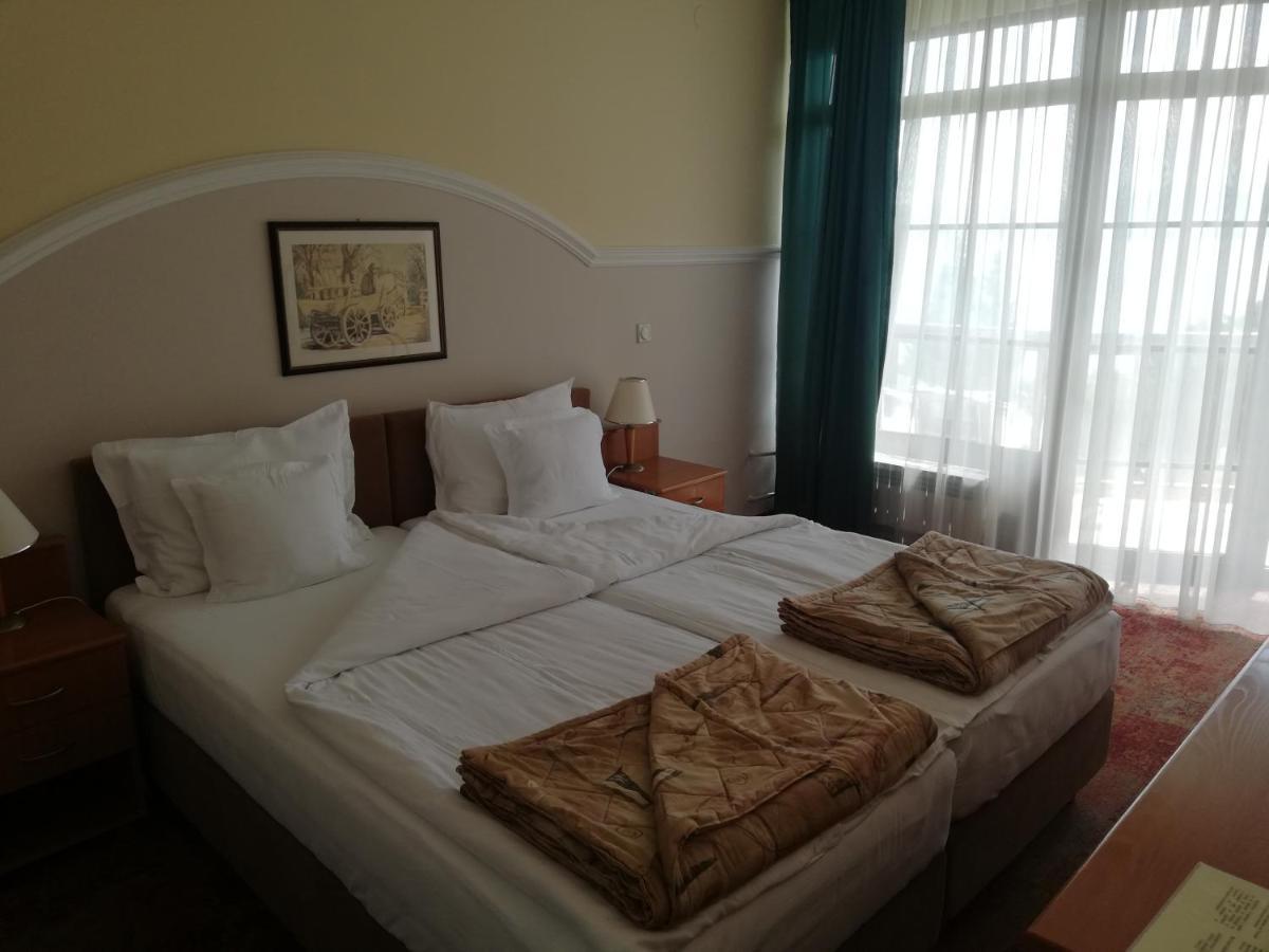 Hotel Makpetrol 斯特鲁加 外观 照片
