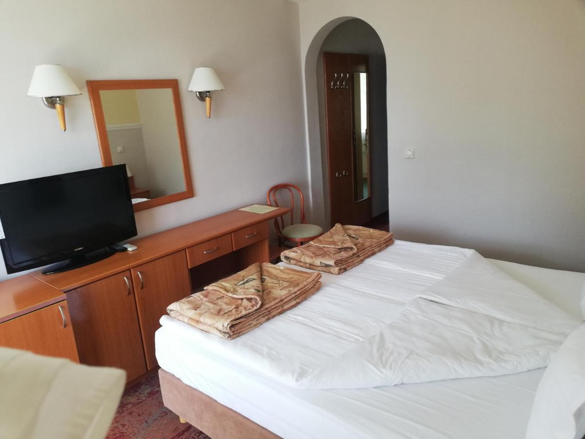 Hotel Makpetrol 斯特鲁加 外观 照片
