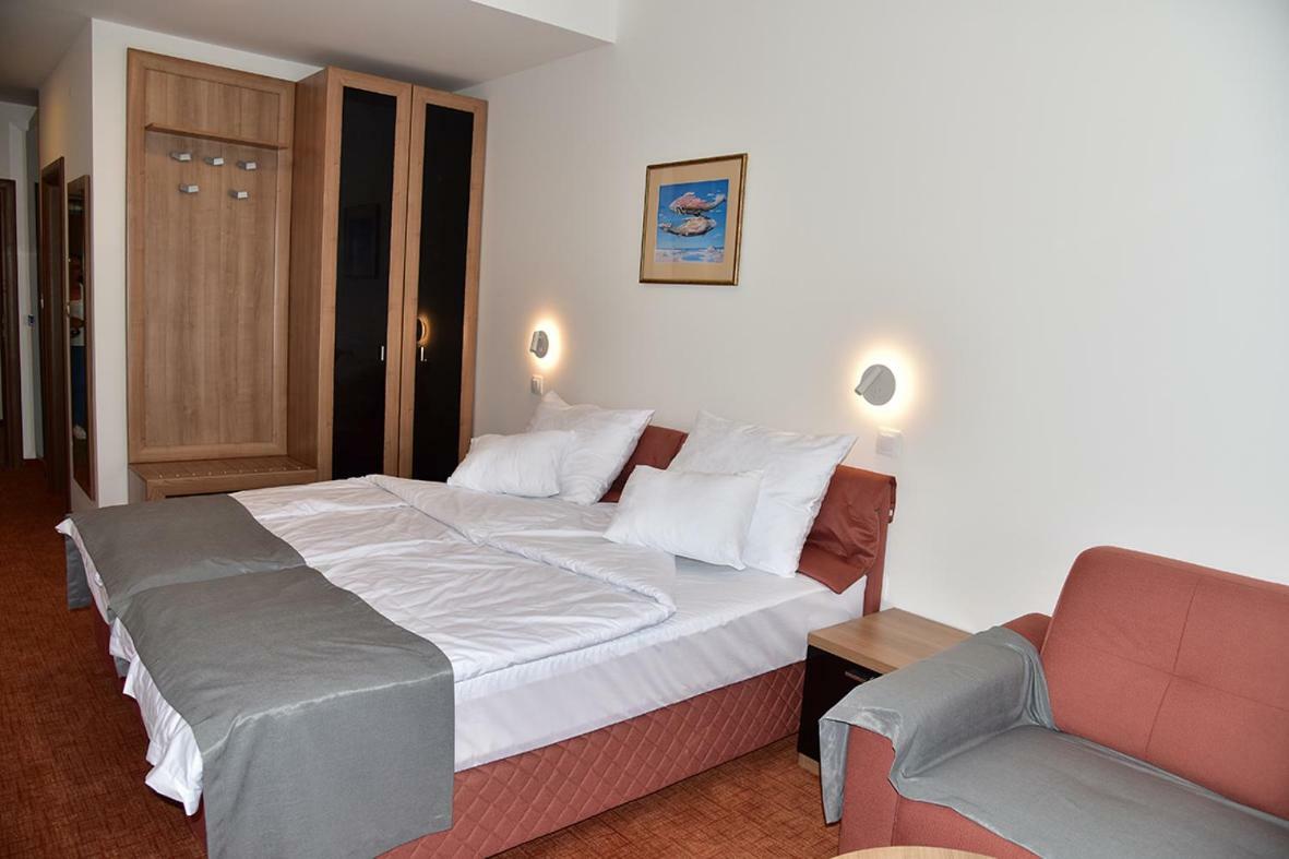 Hotel Makpetrol 斯特鲁加 外观 照片